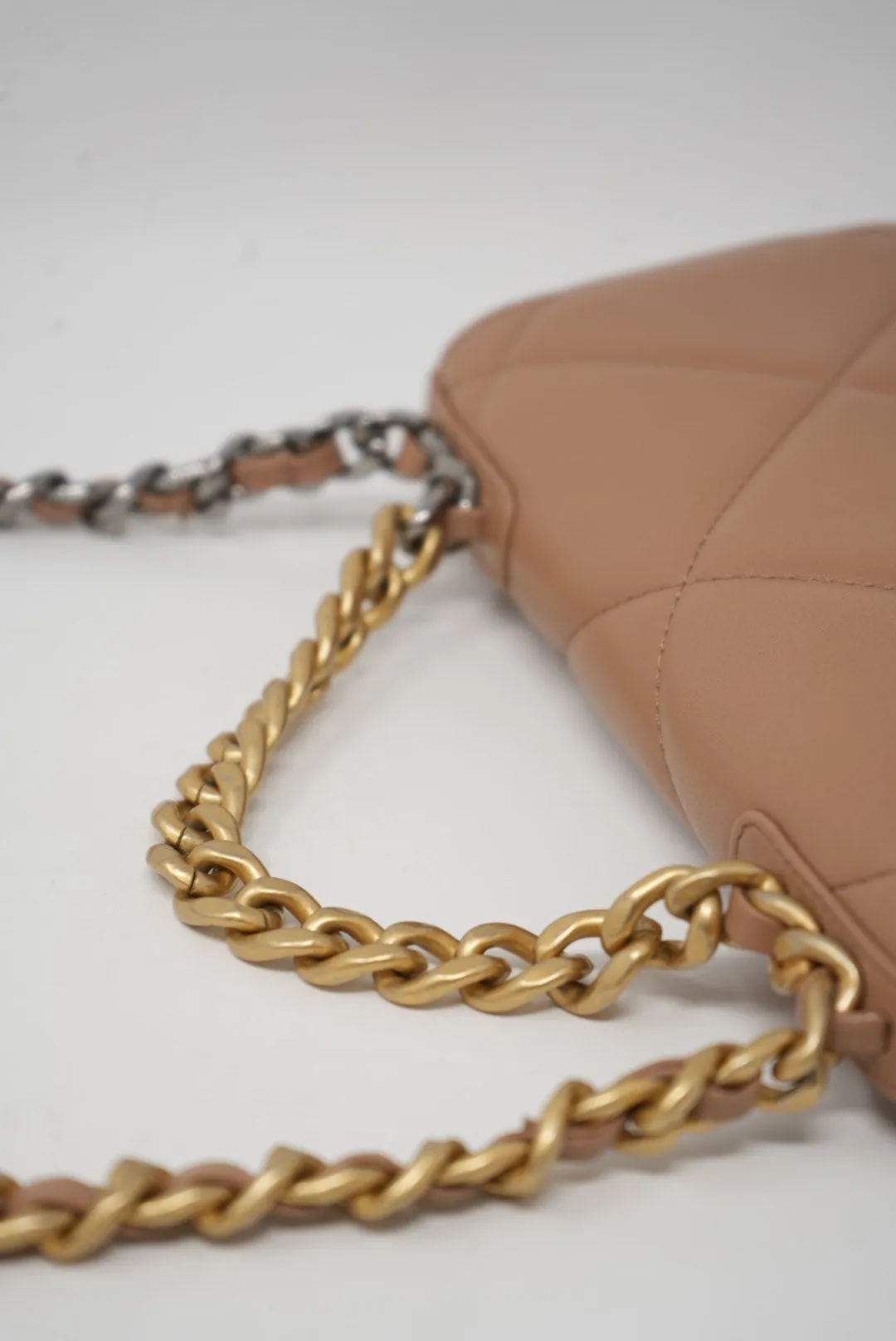 Pre-owned CHANEL 19 WALLET ON CHAIN 2022-2023