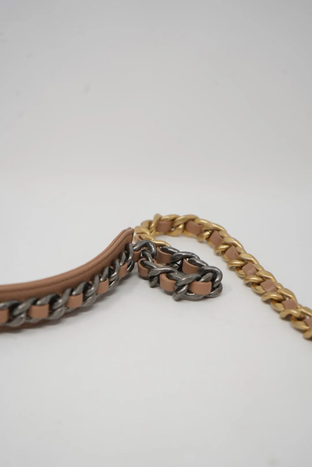 Pre-owned CHANEL 19 WALLET ON CHAIN 2022-2023