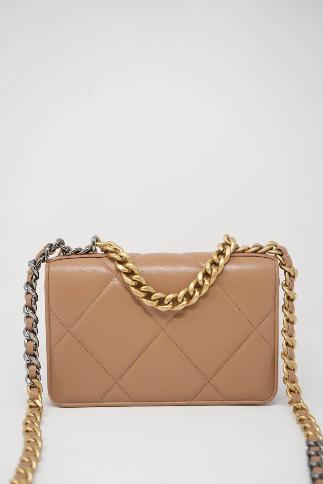 Pre-owned CHANEL 19 WALLET ON CHAIN 2022-2023