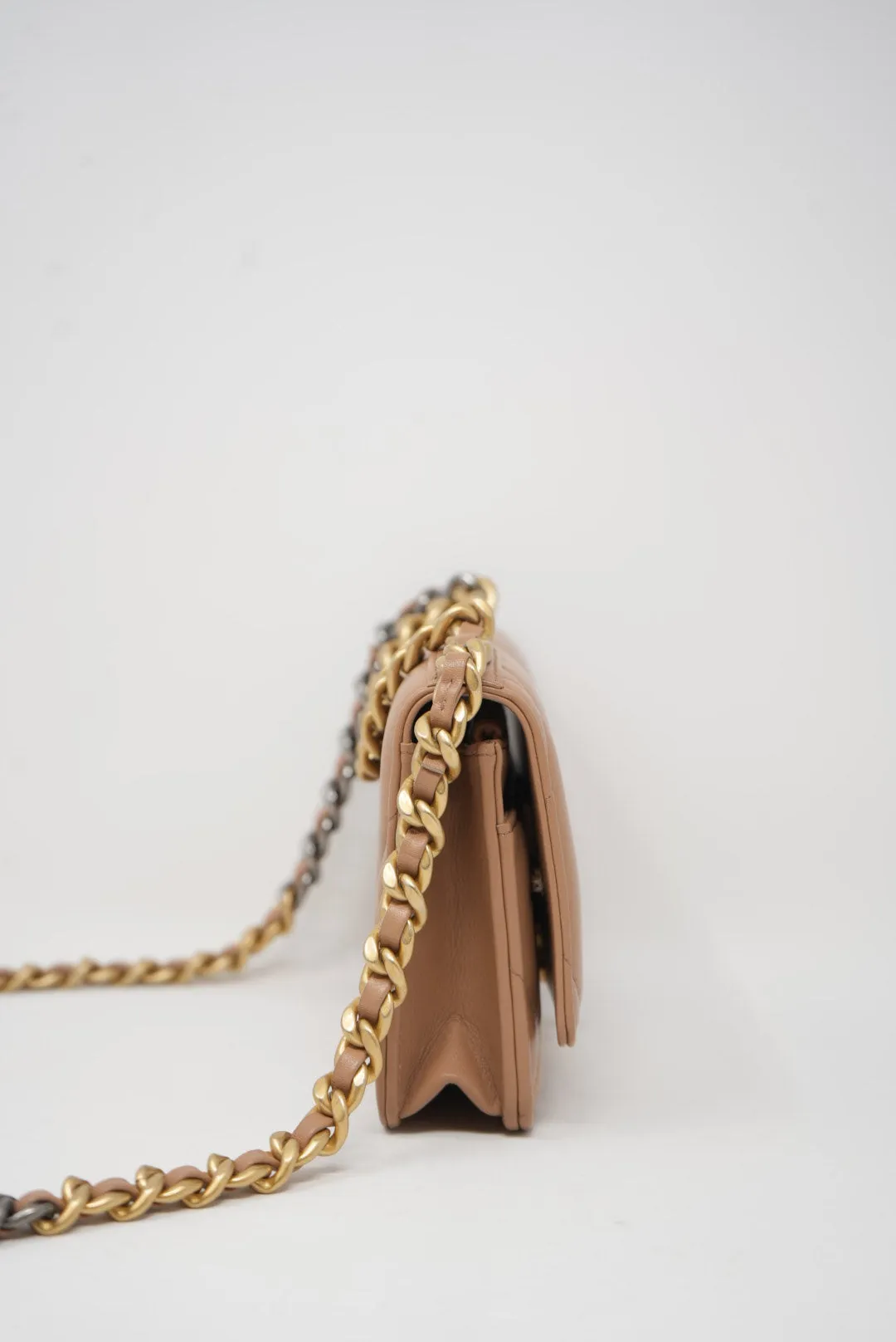 Pre-owned CHANEL 19 WALLET ON CHAIN 2022-2023